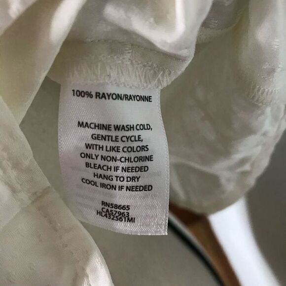 Chelsea28 Women's Ivory Button-up Sleeveless Blouse Size Small NWT - Picture 9 of 10